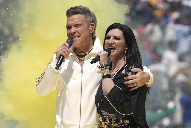 Testo, traduzione e significato di Desire, Robbie Williams e Laura Pausini cantano l'Inno della FIFA