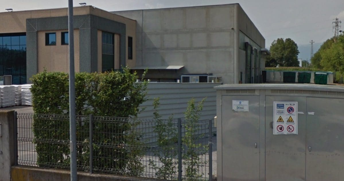 Operai si sentono male mentre lavorano in una buca, uno rianimato e intubato: in gravi condizioni a Vicenza