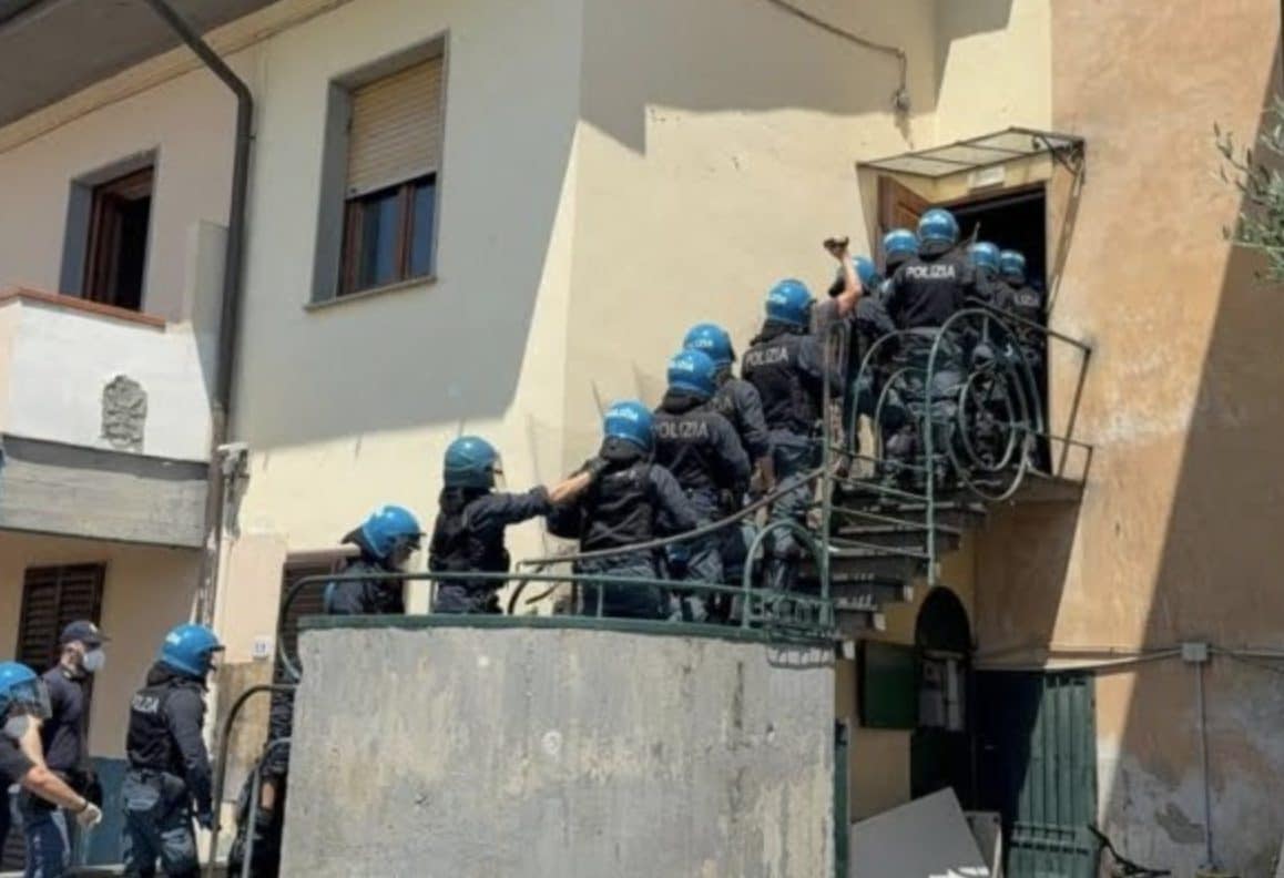 Chiesa di Vicofaro che ospitava migranti sgomberata da agenti in assetto antisomossa. E Fdi esulta