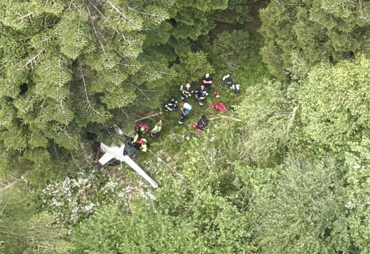 Elicottero precipita tra i boschi del Trentino durante le prove di atterraggio: due persone a bordo