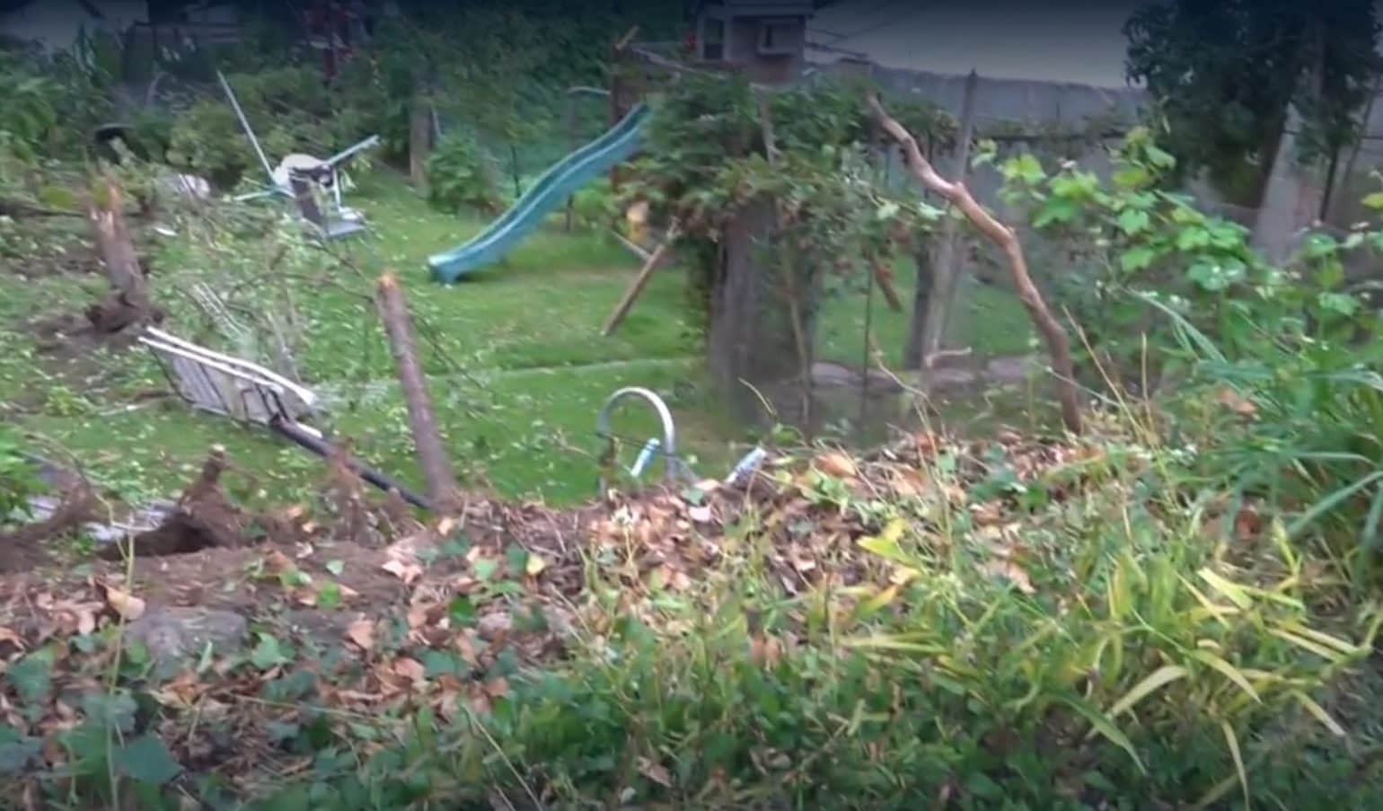 Il giardino dove l’auto è piombata sul piccolo