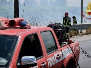 Scoppia un incendio vicino all&#8217;aeroporto di Catania, sospesi tutti voli: &#8220;Restate a casa&#8221;