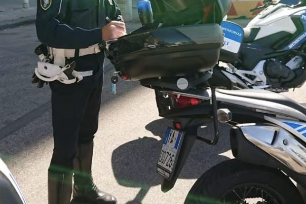 Bimbo di 10 anni corre a zig zag tra le auto sulla statale: agente fuori servizio blocca traffico e lo salva