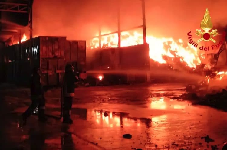 Incendio in un centro di raccolta dei rifiuti a Fasano, il sindaco: "Tenete chiuse le finestre"