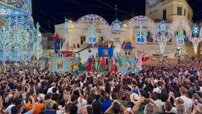 Matera, decine di persone assaltano il carro alla festa della Madonna della Bruna, sette feriti