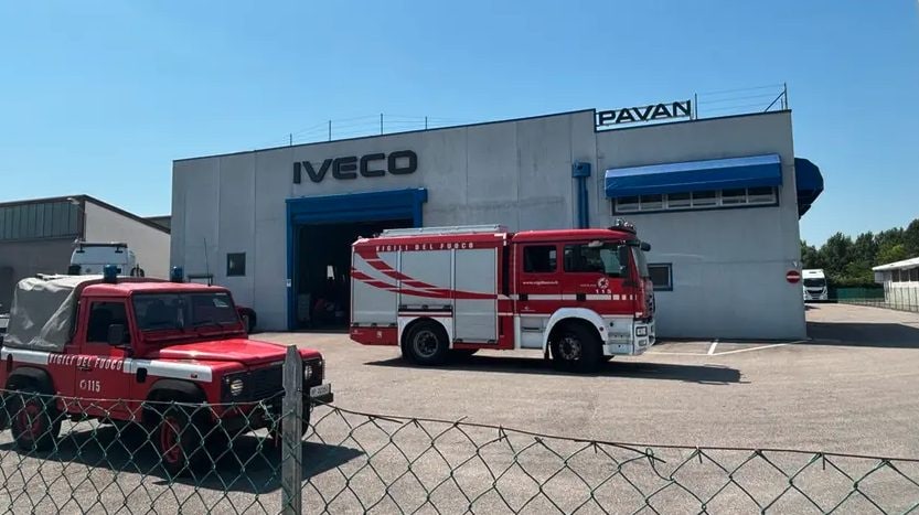 Stagista di 17 anni in alternanza scuola-lavoro cade da un’impalcatura in Friuli, è grave
