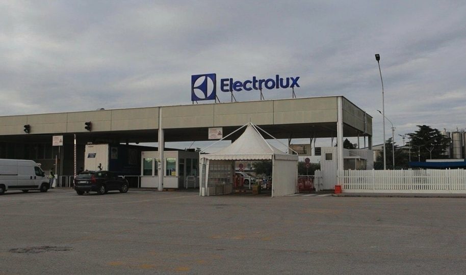 Troppo caldo: gli operai Electrolux di Forlì abbandonano il turno 5 ore prima per motivi di salute