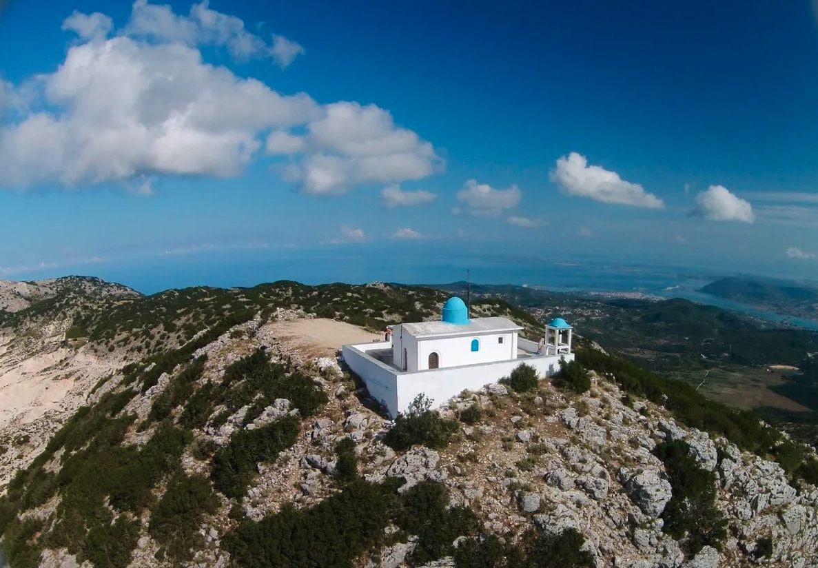 Il fidanzato le fa proposta di matrimonio in Grecia, lei si sente male: turista è in fin di vita