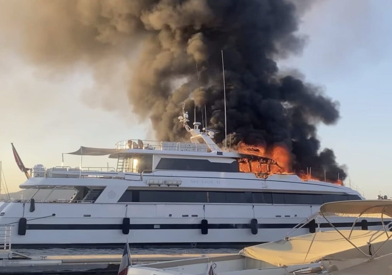 Francia,  yacht di lusso in fiamme nel porto di Saint-Tropez: bruciati in poche ore 94 milioni di euro