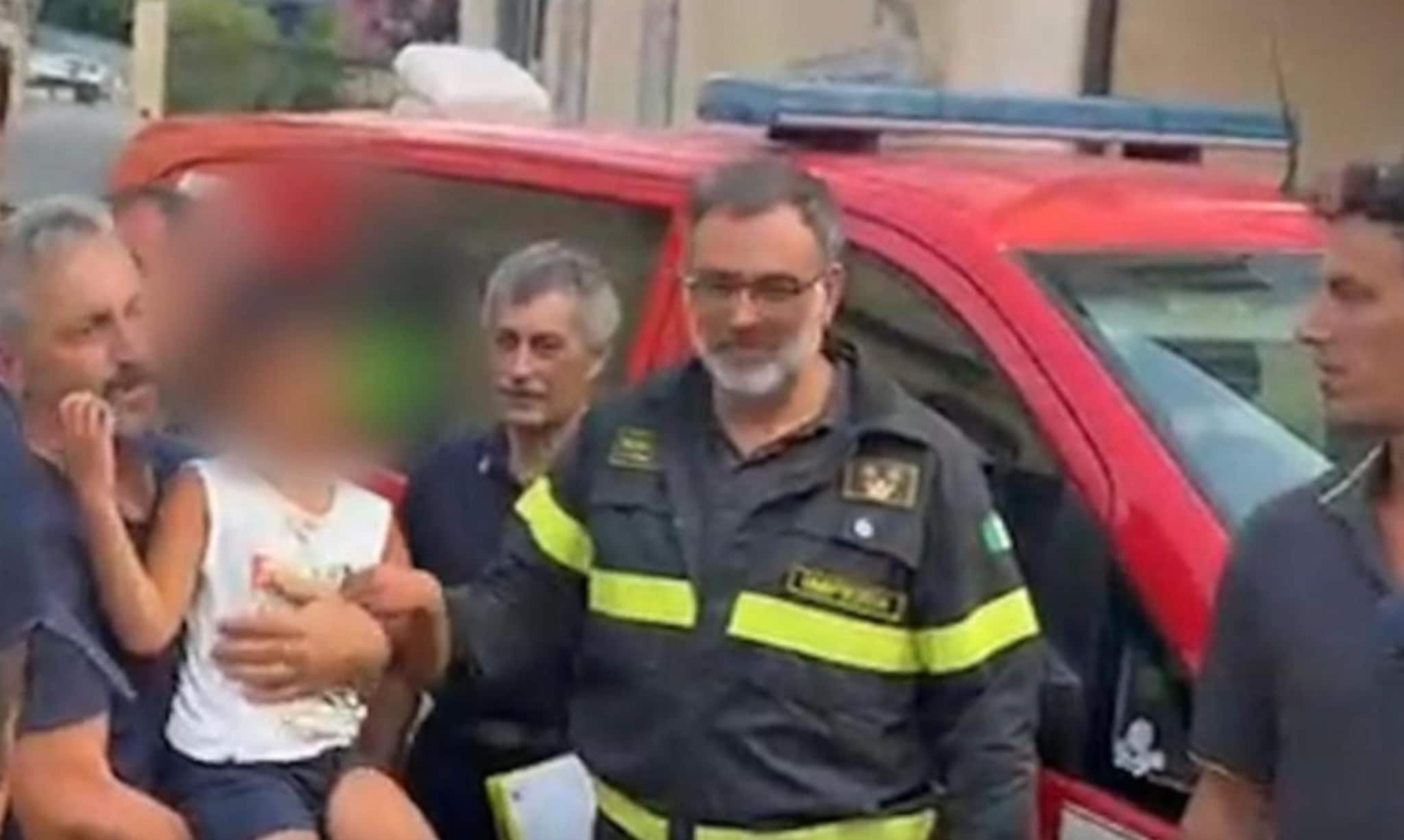 L’abbraccio col papà, il supporto dello psicologo e l’emozione dei soccorritori: cosa sappiamo sul ritrovamento del bimbo a Ventimiglia