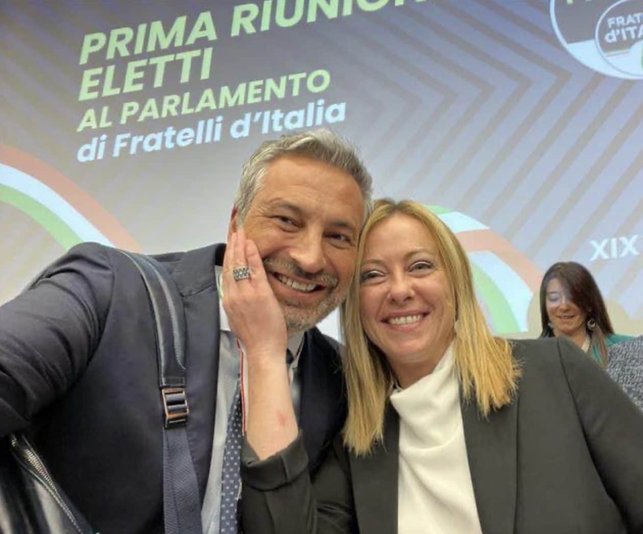 Fratelli d'Italia vuole cambiare le regole sulla legittima difesa e sui risarcimenti: perché è rischioso