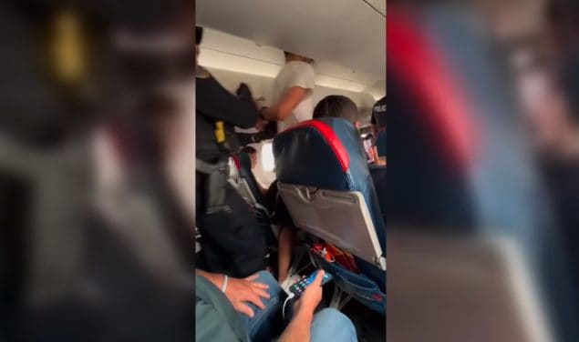 Passeggero tenta di aprire il portellone dell'aereo: volo costretto ad atterraggio d'emergenza negli USA