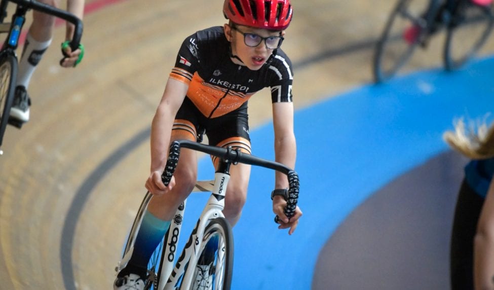 Bimbo di 10 anni pedalerà per 1.500 Km in memoria del padre morto: gli aveva insegnato ad andare in bici