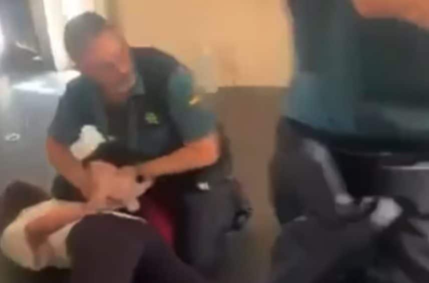 Ragazzini ebrei espulsi da volo Vueling a Valencia ed educatrice ammanettata, bufera in Spagna: cosa sappiamo