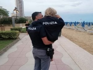 Bimba di 7 anni scompare mentre gioca in spiaggia, poliziotti la ritrovano rannicchiata tra gli ombrelloni
