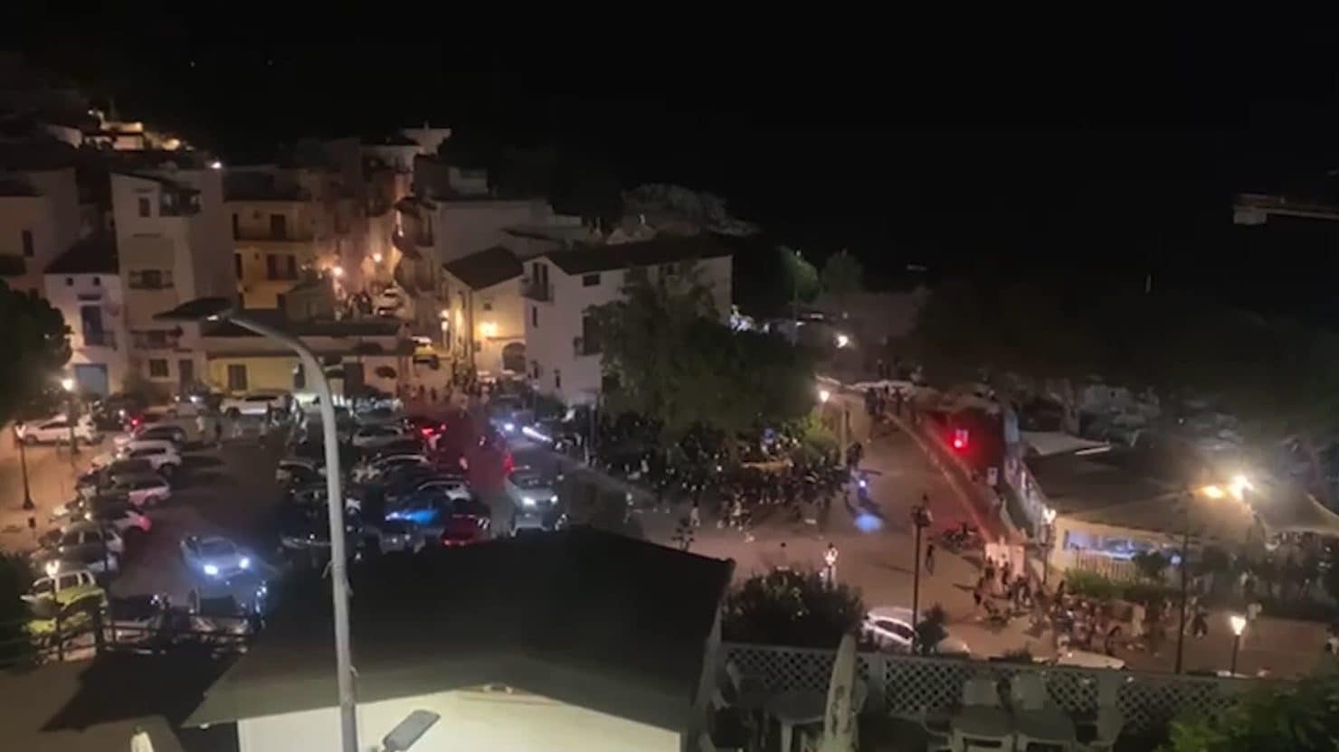 Spari (a salve) fuori da un bar in provincia di Palermo: paura tra la folla, giovane in ospedale