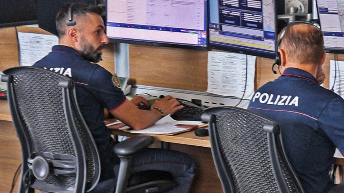 Agenti di polizia a lavoro nella centrale operativa della Questura di Napoli.