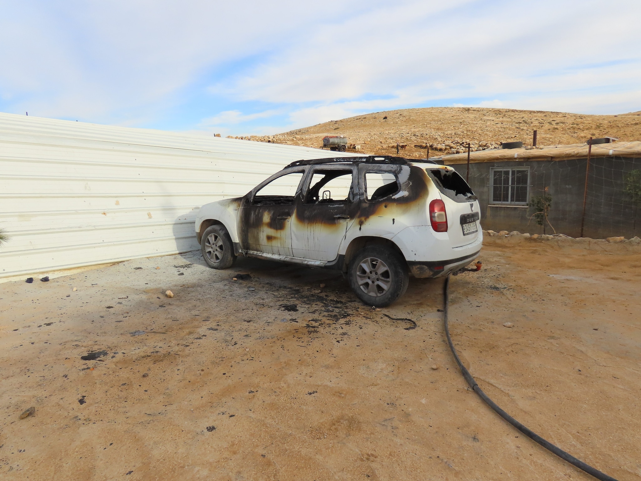 L’incendio ad opera dei coloni di un’auto palestinese nel villaggio di Tuba