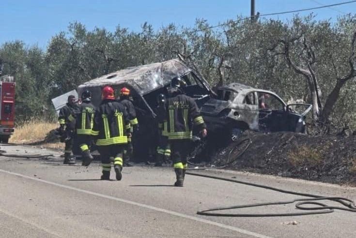 Scontro tra ambulanza e l'auto di una famiglia a San Giovanni Rotondo: veicoli in fiamme, 5 feriti e un morto