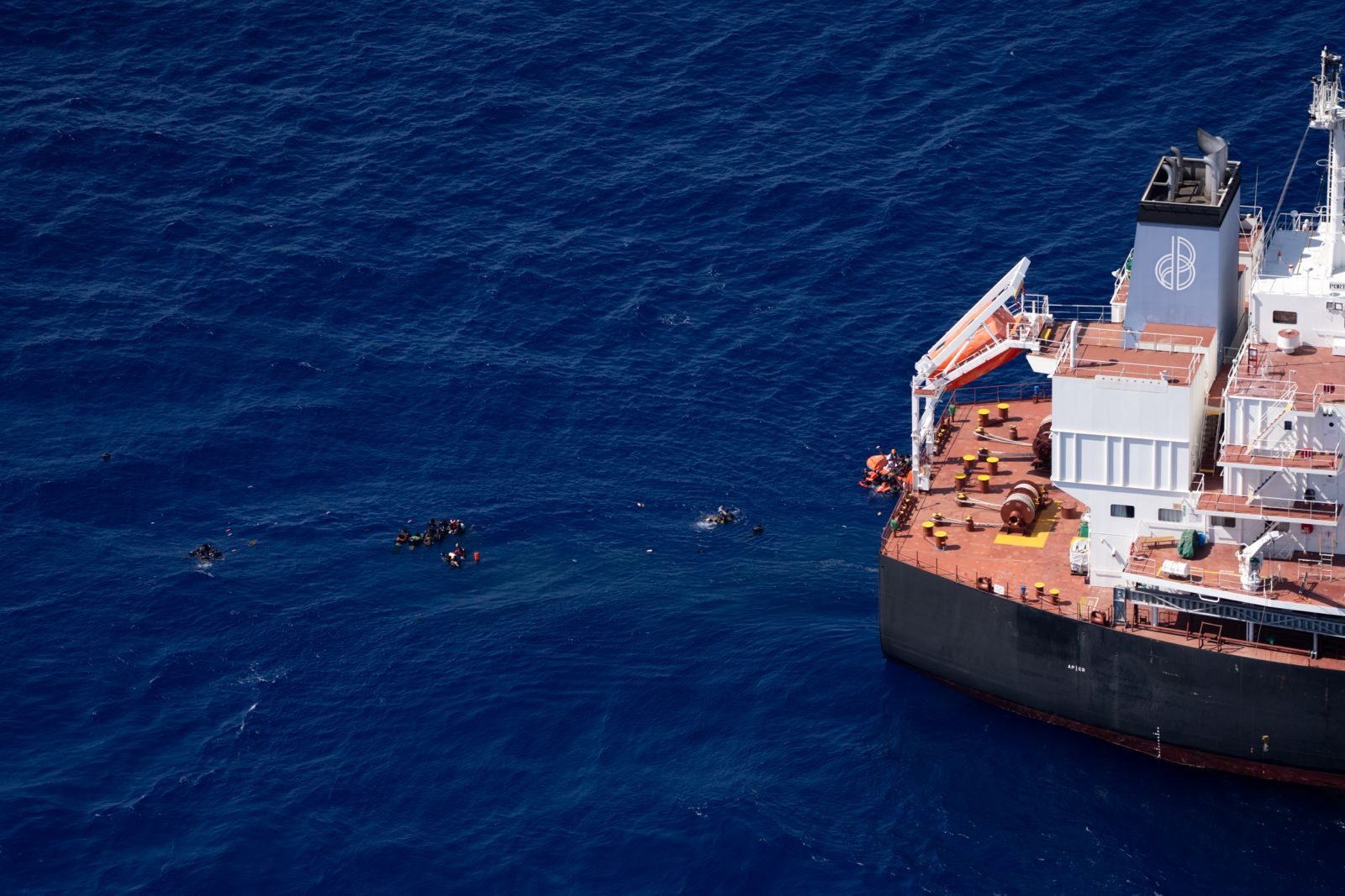 Naufragio nel Mediterraneo, morti due bambini, Sea Watch: "Lasciati annegare ai confini d'Europa"