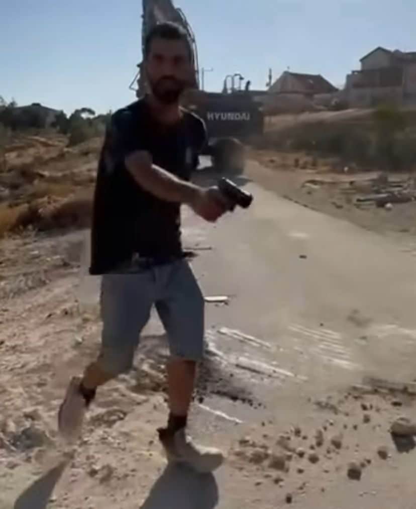 Il colono israeliano Yinon Levy in un frame del video che lo ritrae mentre spara a Awda Hataleen