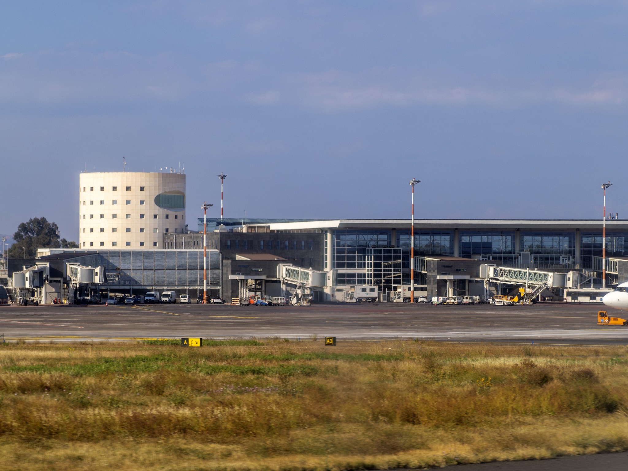 Aeroporto di Catania chiuso per ore per una gru sulla direttrice degli aerei: cos'è successo