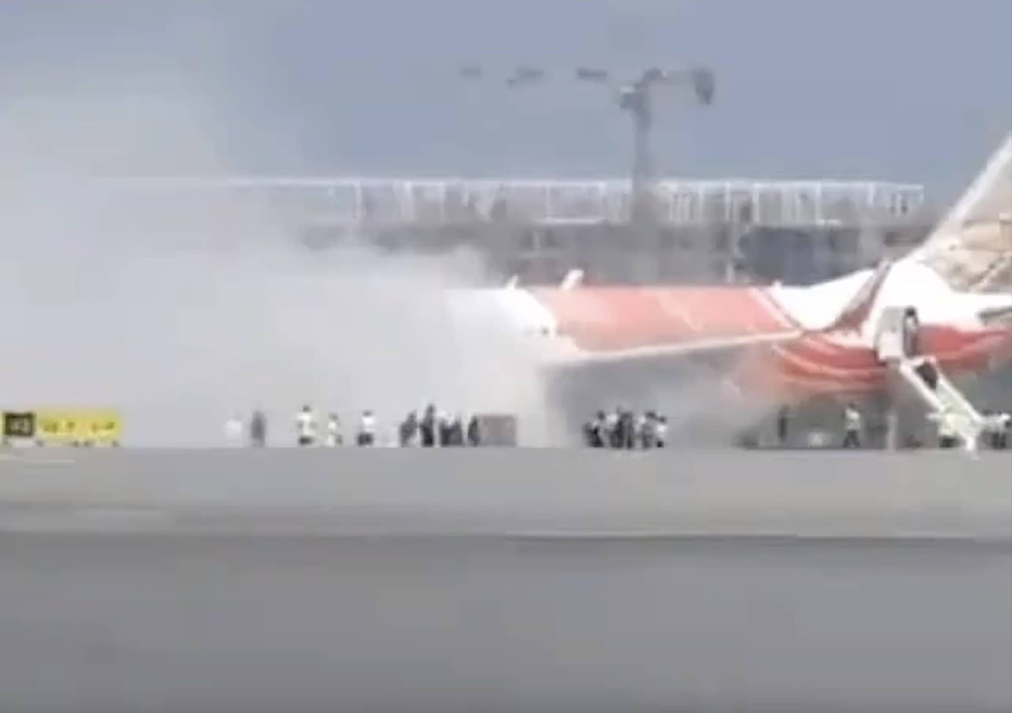 Incendio su aereo Air India pochi secondi dopo l'atterraggio, fumo dalla coda: salvi passeggeri ed equipaggio