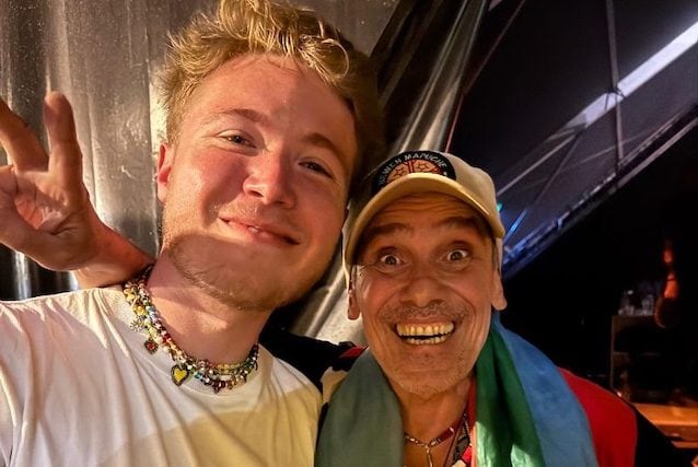 Testo e significato di A me mi piace, Alfa riscrive Manu Chao e si candida a tormentone 2025
