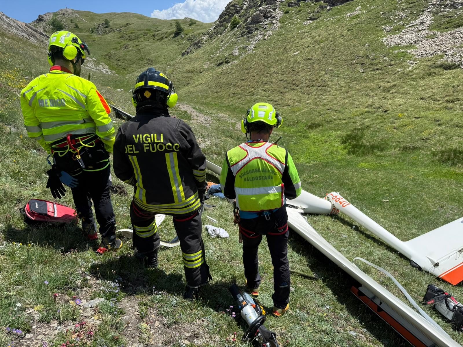 Aliante precipita in Valle d'Aosta, morto il pilota: sul luogo dell'incidente Vigili del Fuoco e sanitari 118