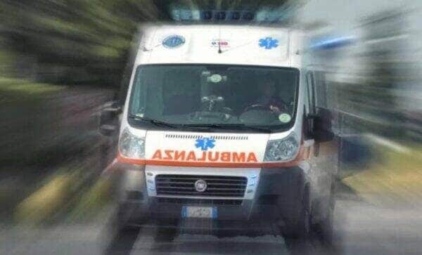 Perde il controllo dell'auto e investe due pedoni: grave un uomo rimasto schiacciato tra la macchina e un muro