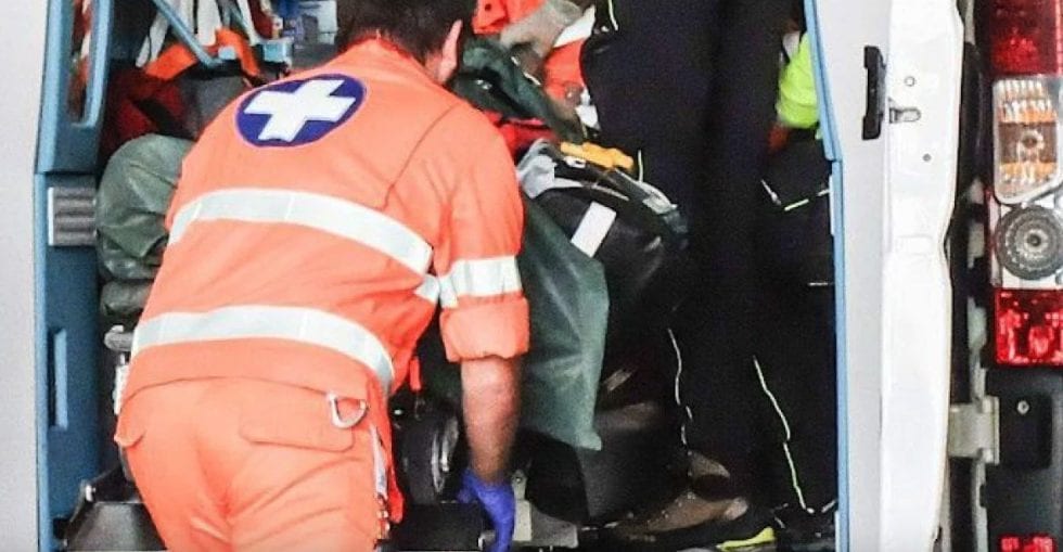 Muore cadendo da una scala mentre aiuta un amico nel market: tragedia a Mirandola