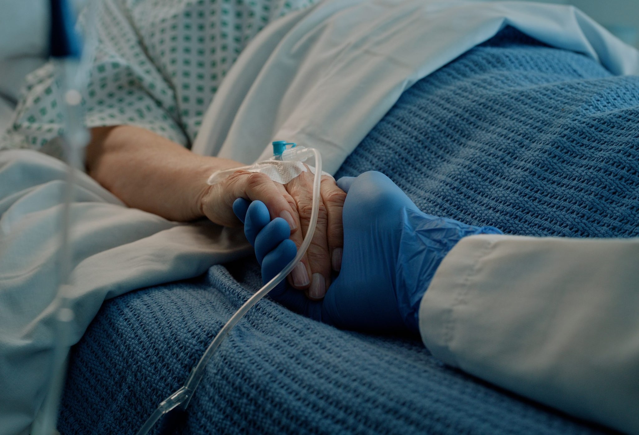 Due giorni in barella dopo un ictus, poi la morte. Il figlio: "Mia madre meritava rispetto e cura"