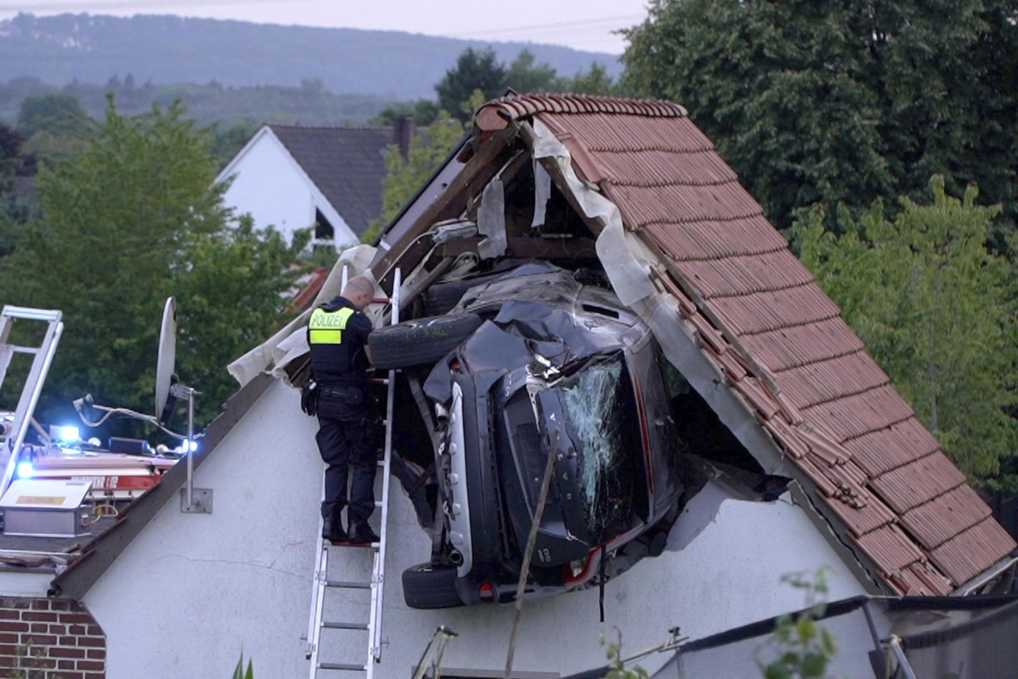 Auto sbanda, investe bimbo sullo scivolo, balza in aria e si schianta nel tetto: 6 feriti in Germania