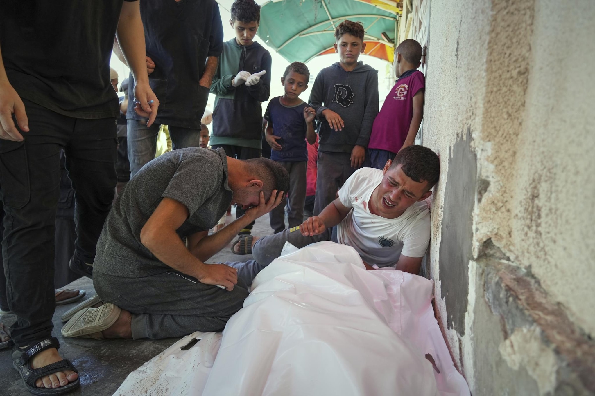 Gaza, almeno 8 bambini uccisi davanti a una clinica mentre aspettano con le loro madri il latte in polvere