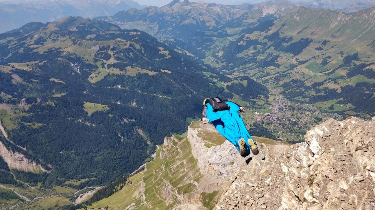 Tuta alare non si apre, base jumper si schianta in strada e muore a 42 anni in Trentino