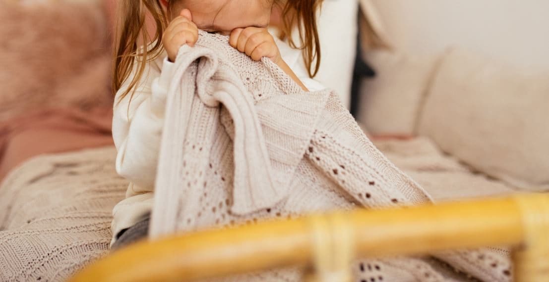 "Sei indemoniata", immobilizza la figlia di 5 anni e le strappa i denti: mamma arrestata in Usa