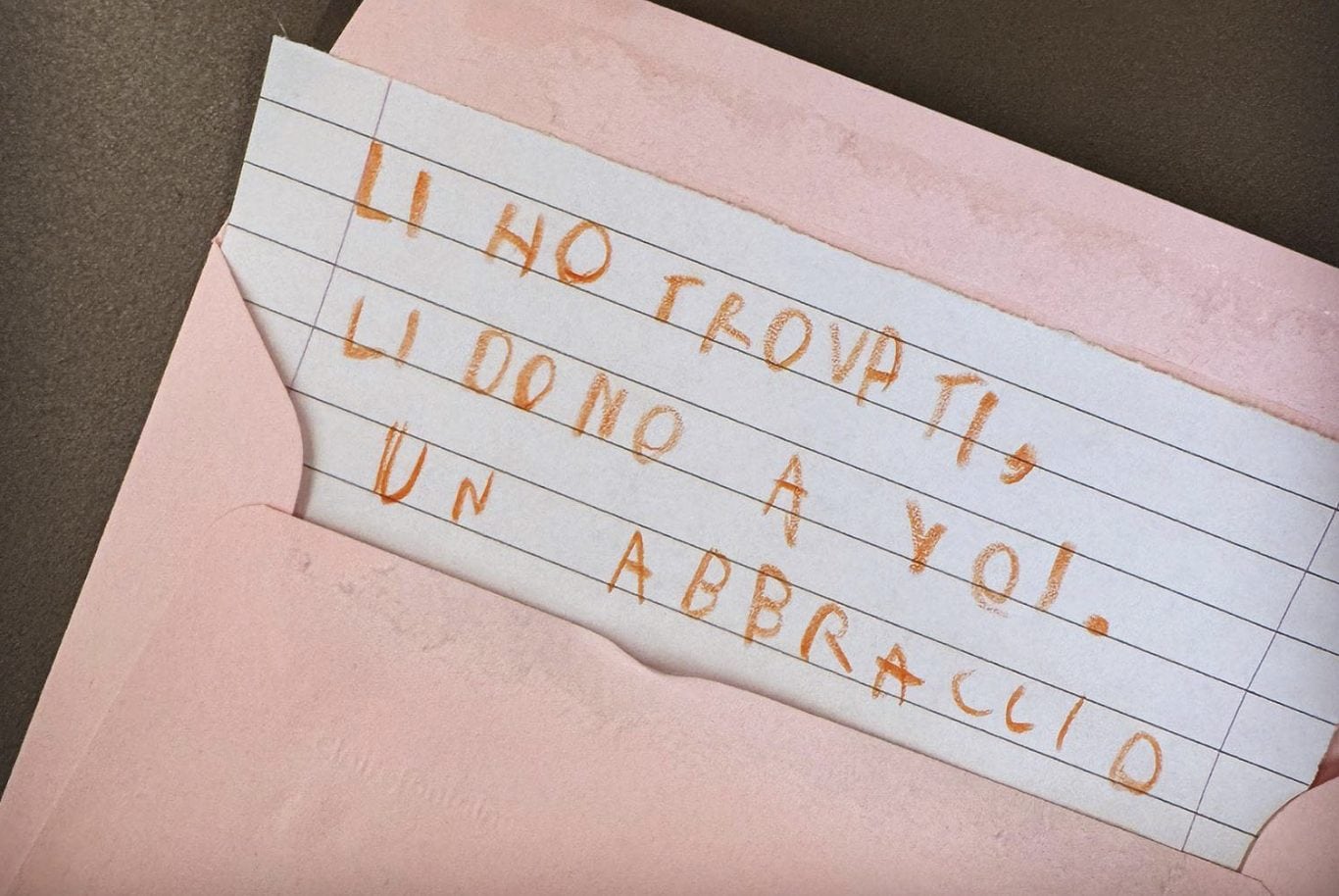 Bimbo trova dei soldi per strada e li dona alla Caritas: "Un piccolo segno che ci dà fiducia nel futuro"