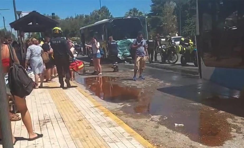 Violento scontro tra bus carichi di persone ad Atene: 47 feriti tra cui molti minori, 3 gravi
