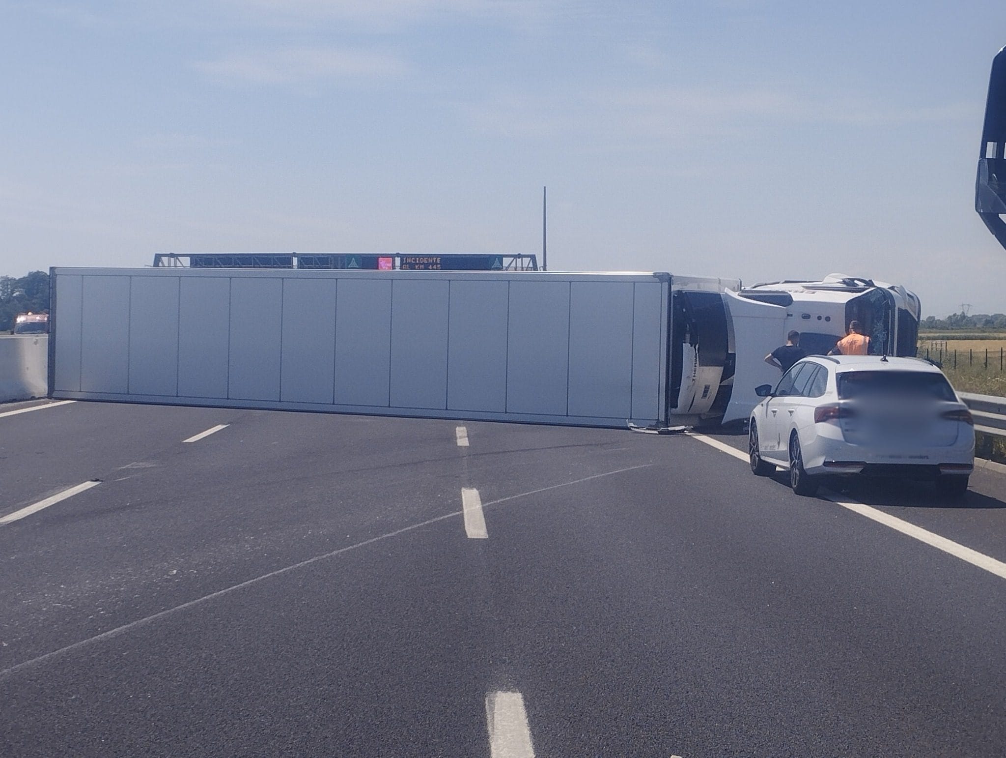 Scoppia pneumatico durante il viaggio, camion si ribalta e invade 3 corsie: chiusa la A4 tratto Venezia-Trieste