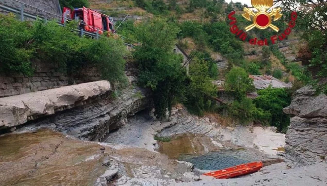 Si tuffa in acqua alle cascate di Valbura ma non riemerge, 25enne morto davanti agli amici