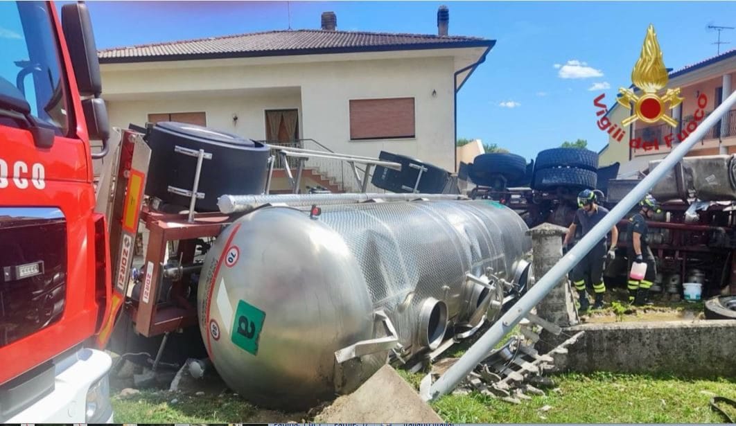 Camion cisterna sbanda, sfonda recinto e si ribalta nel giardino della casa: persi 15mila litri di vino