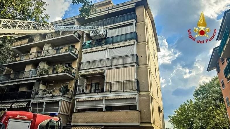 Torino, esplosione in condominio a Collegno: persone estratte vive dalle macerie, evacuato il palazzo