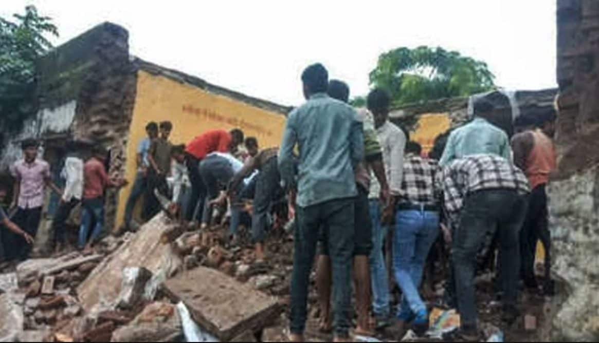 Il tetto della scuola crolla durante la preghiera del mattino, 7 bimbi morti e 29 feriti in India
