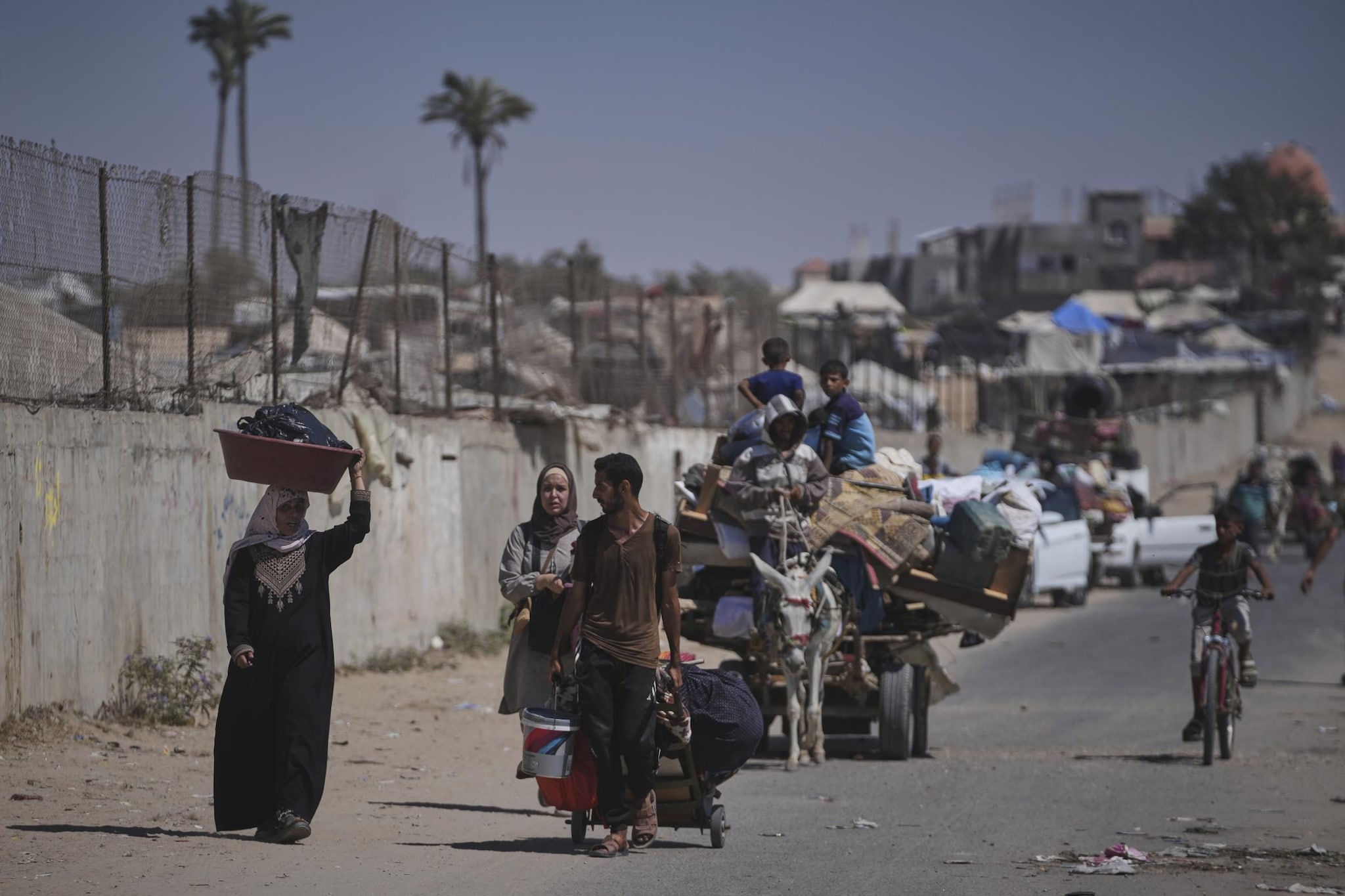 Gaza, tra gli sfollati di Deir Al Balah sotto attacco: “Le nostre case distrutte, abbiamo perso tutto”