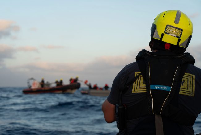 Sulla Humanity 1 ci sono 45 migranti, disidratati e sotto stress: assegnato porto di Bari, a 800 Km di distanza
