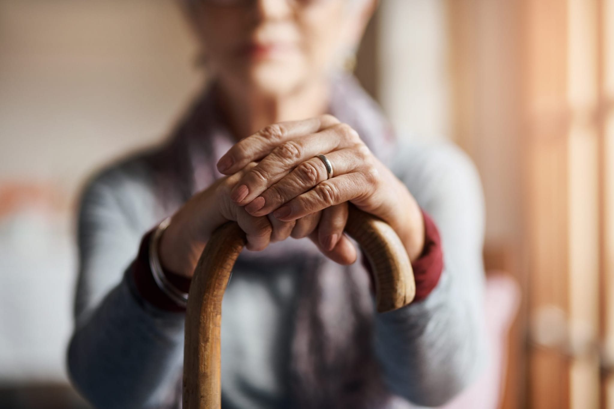 Operata al femore a 103 anni, torna a camminare dopo due giorni: l'intervento a Pistoia