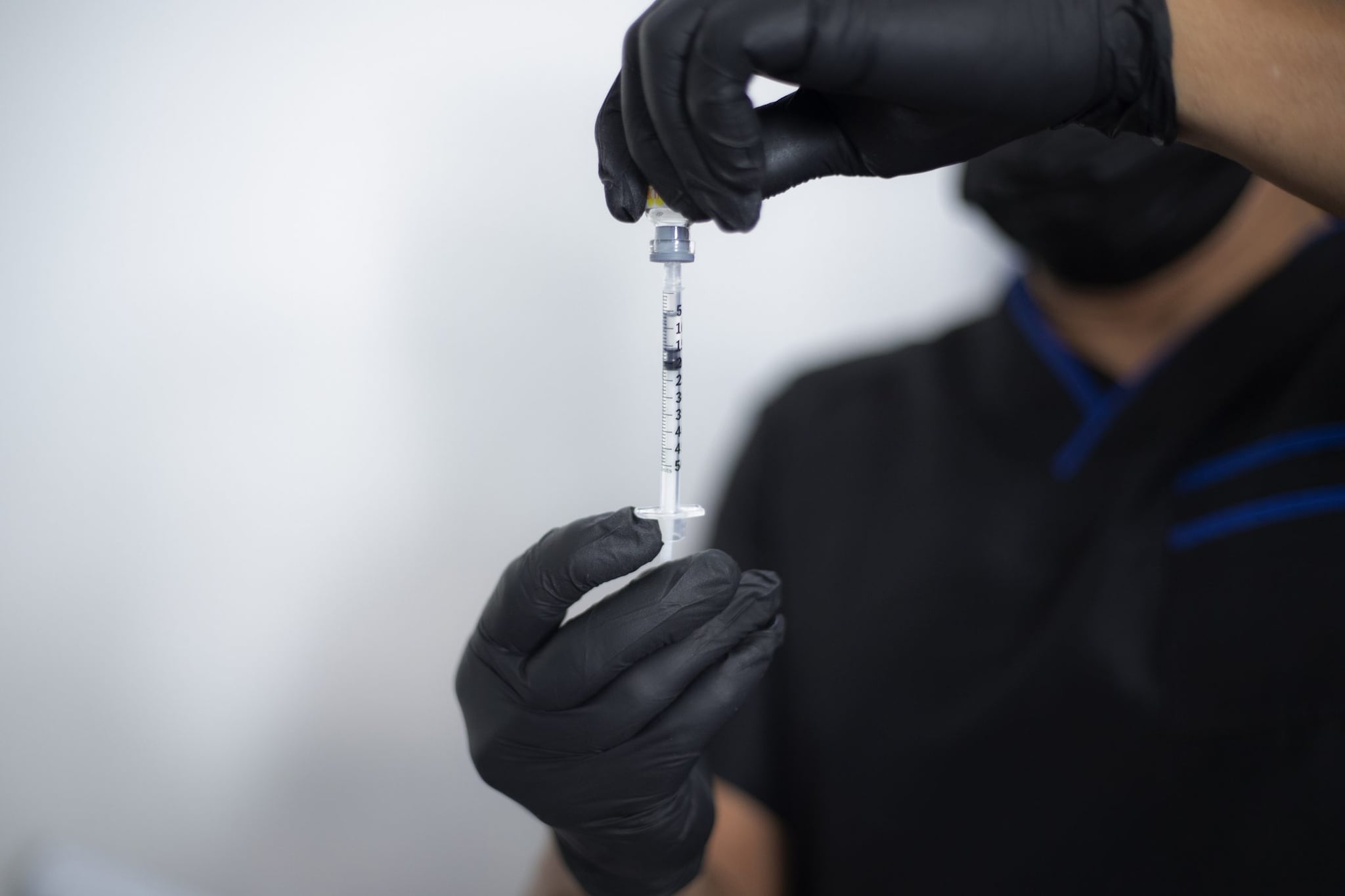 Botox e filler in casa senza autorizzazioni: maxi sequestro di fiale e apparecchiature a Pisa