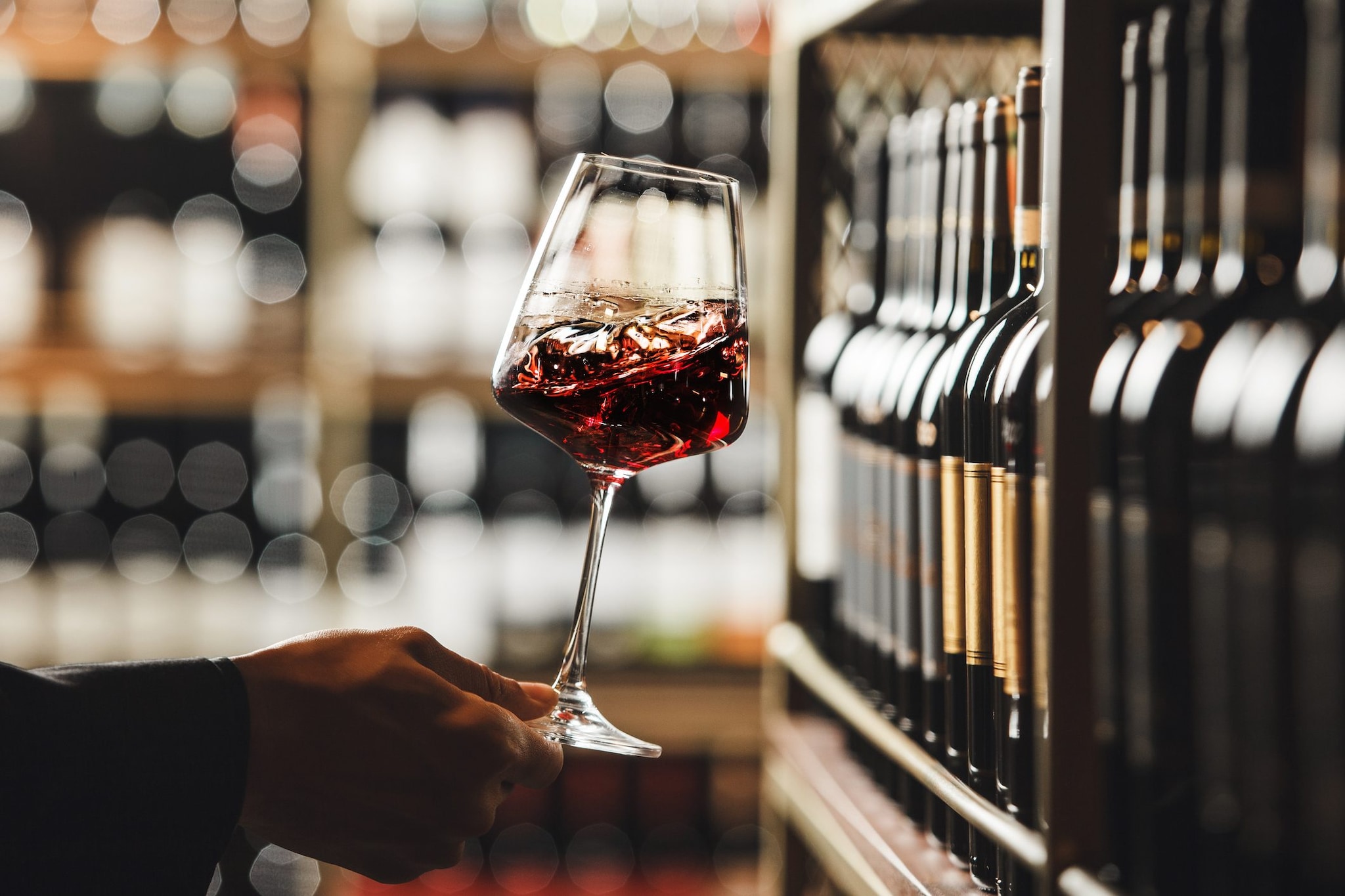 Vino italiano in crisi: dazi, calo dei consumi e rossi che non si bevono più, cosa sta succedendo