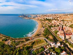 Fratelli di 13 e 11 anni in vacanza in Spagna annegano in mare: salvato il padre, si era tuffato per aiutarli