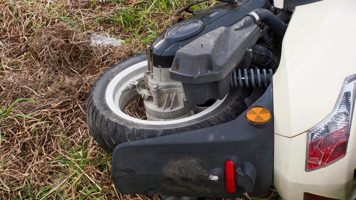 Incidente a Terralba, fuori strada con lo scooter: morto 17enne. Il corpo ritrovato ore dopo in canale